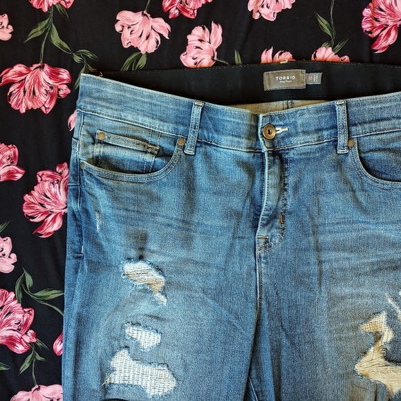 Torrid Crop Bombshell Straight Premium Stretch Distressed High Rise Jean 20 NWOT - Picture 3 of 11